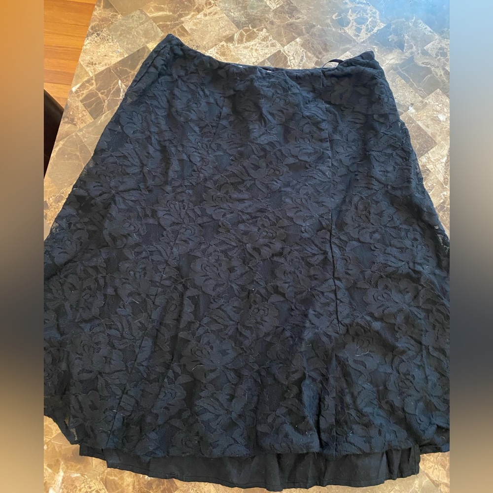 Nine West flower embroidered black skirt - size 8